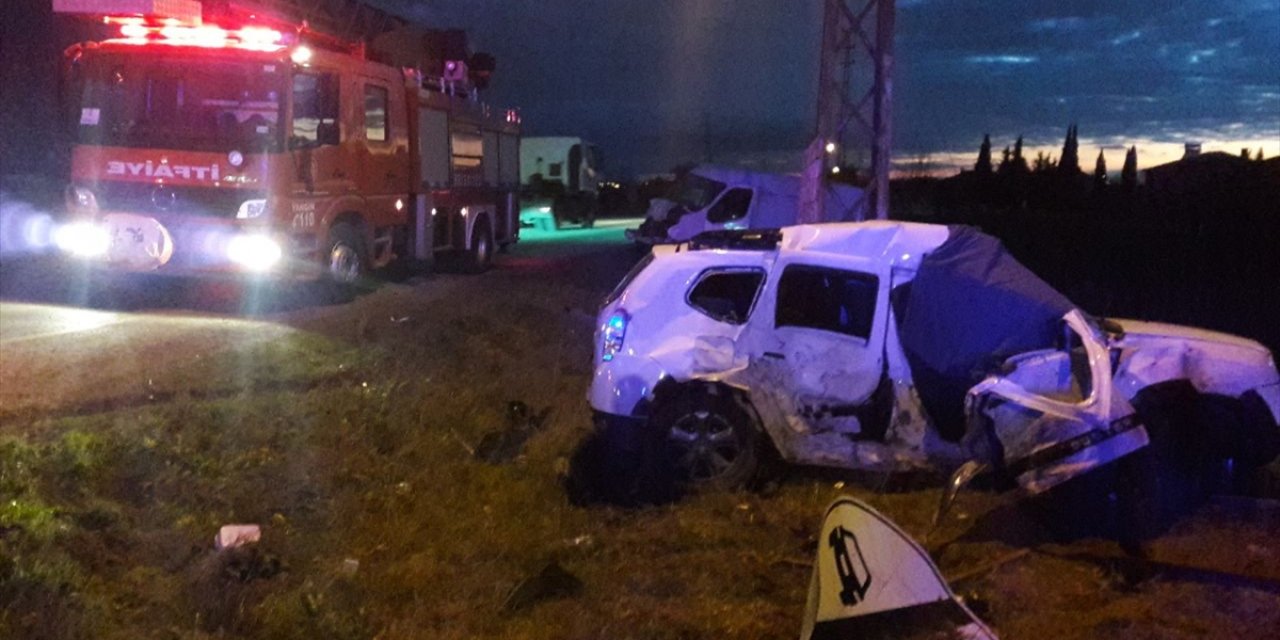 Otomobille minibüs çarpıştı: 2 ölü, 1 yaralı