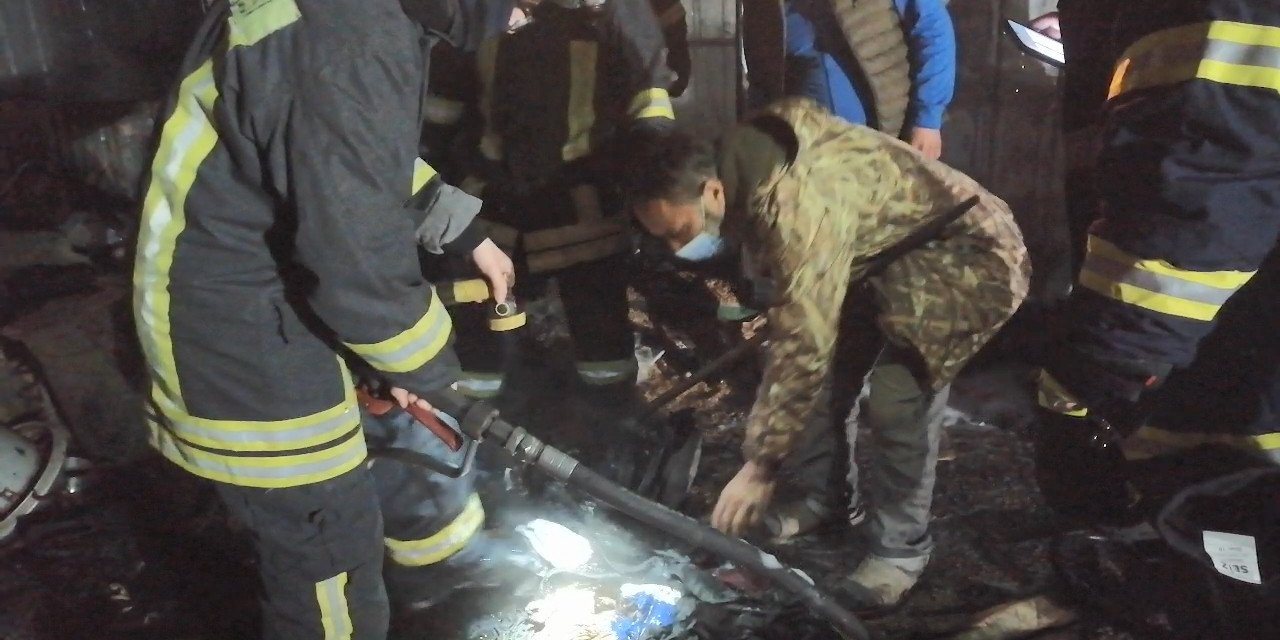 Evi yandı, dakikalarca küllerin arasında paralarını aradı