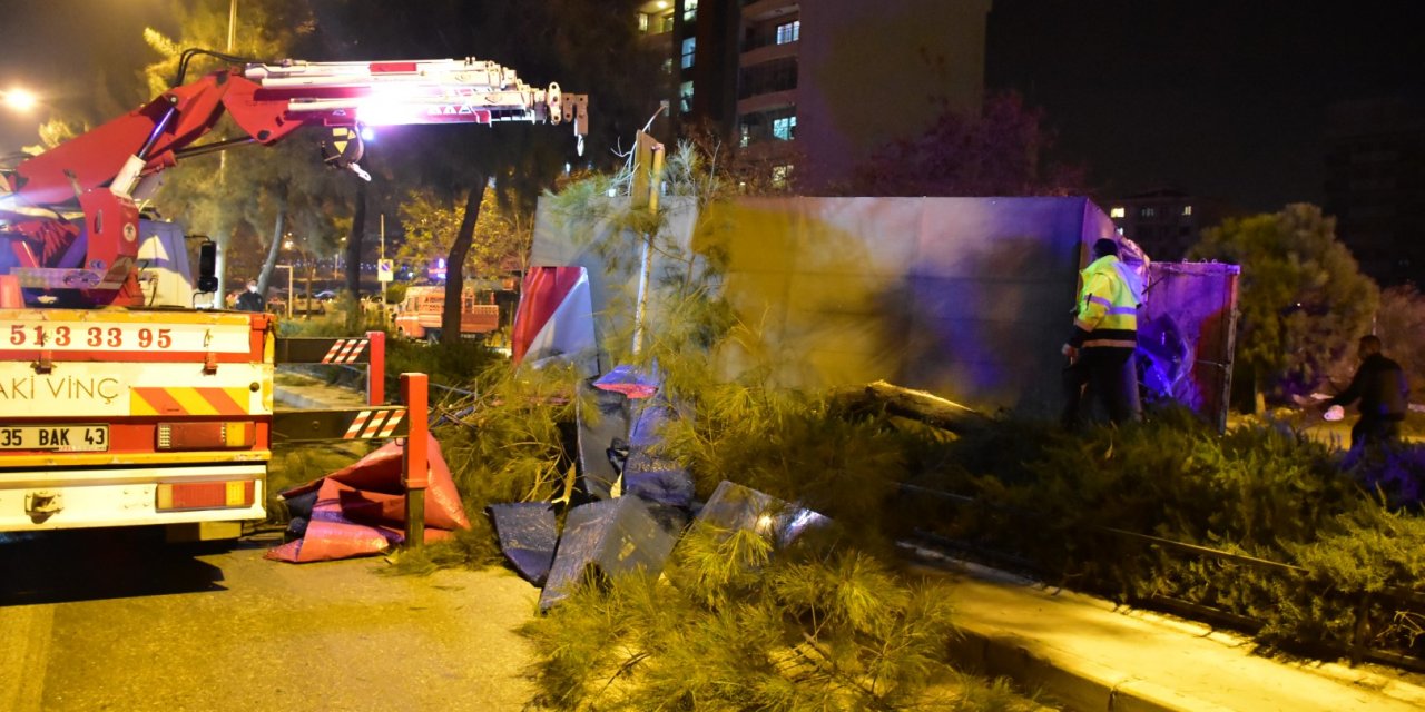 Konya plakalı kamyon devrildi, sürücü ağır yaralandı