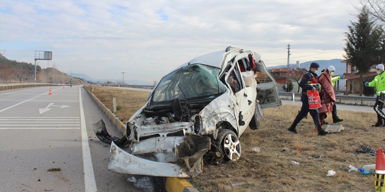 Feci kaza! Otomobille hafif ticari araç hurdaya döndü: 2 ölü, 2 yaralı