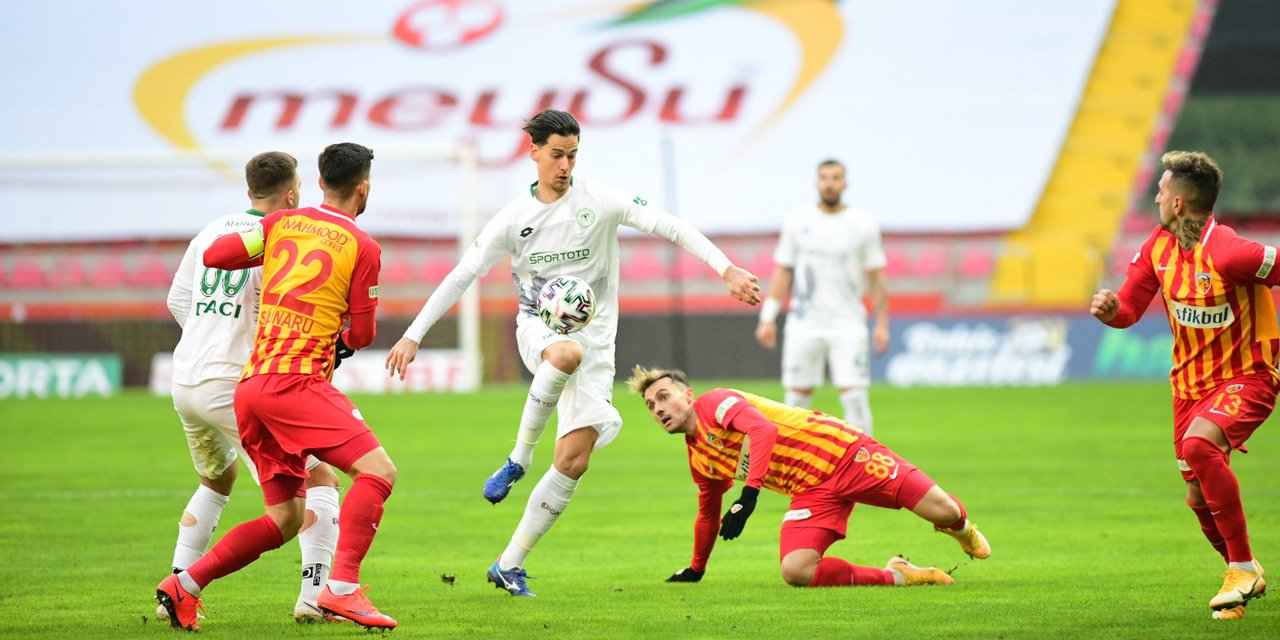 Konyaspor tartışmalı penaltı kararıyla geriye düştüğü maçı son dakikalarda gelen gollerle kazandı