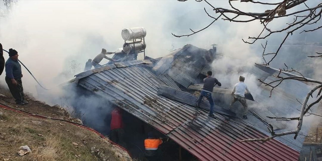 Bacadan çıkan kıvılcım evi yaktı