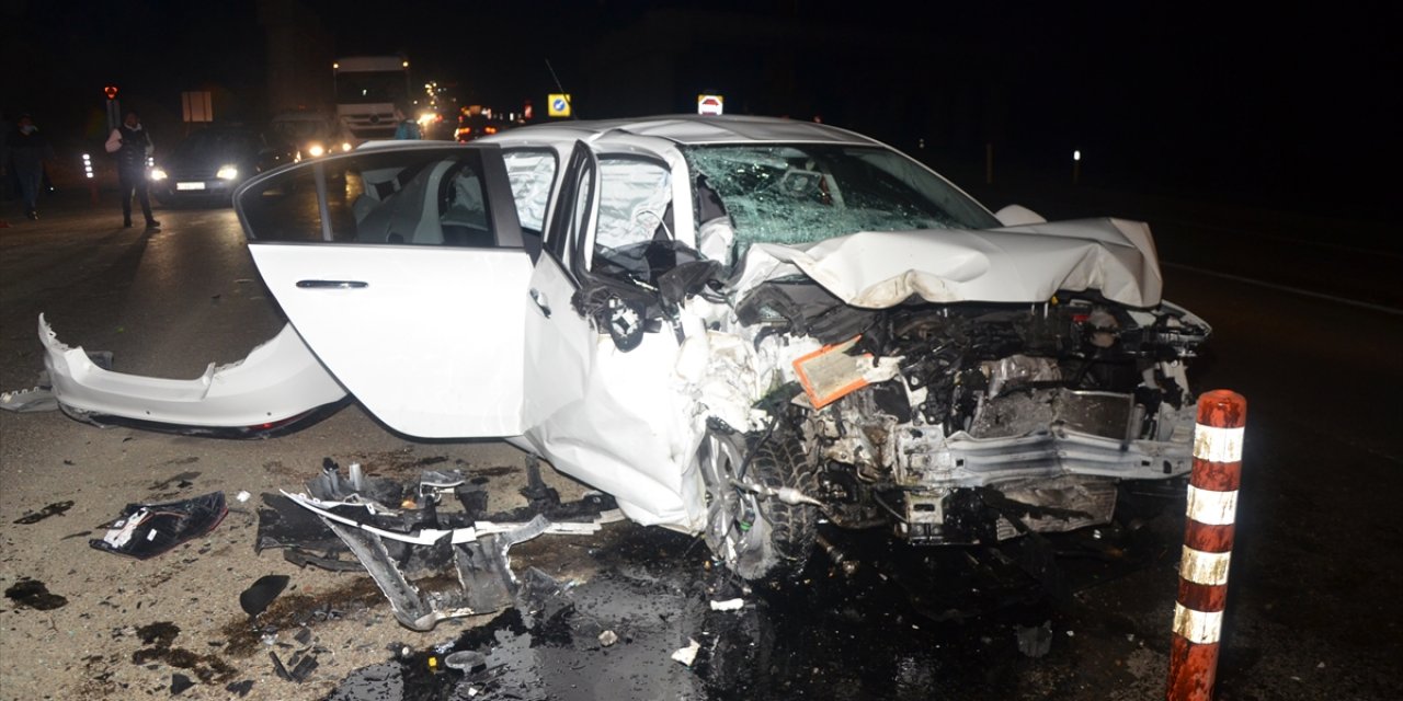 Tır ile otomobil çarpıştı! Araçta sıkışan sürücü hayatını kaybetti