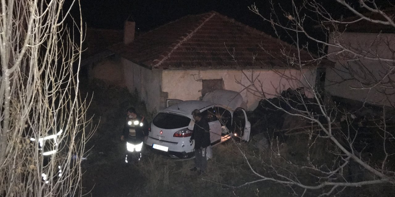 Yarış yapan iki otomobil dereye uçtu