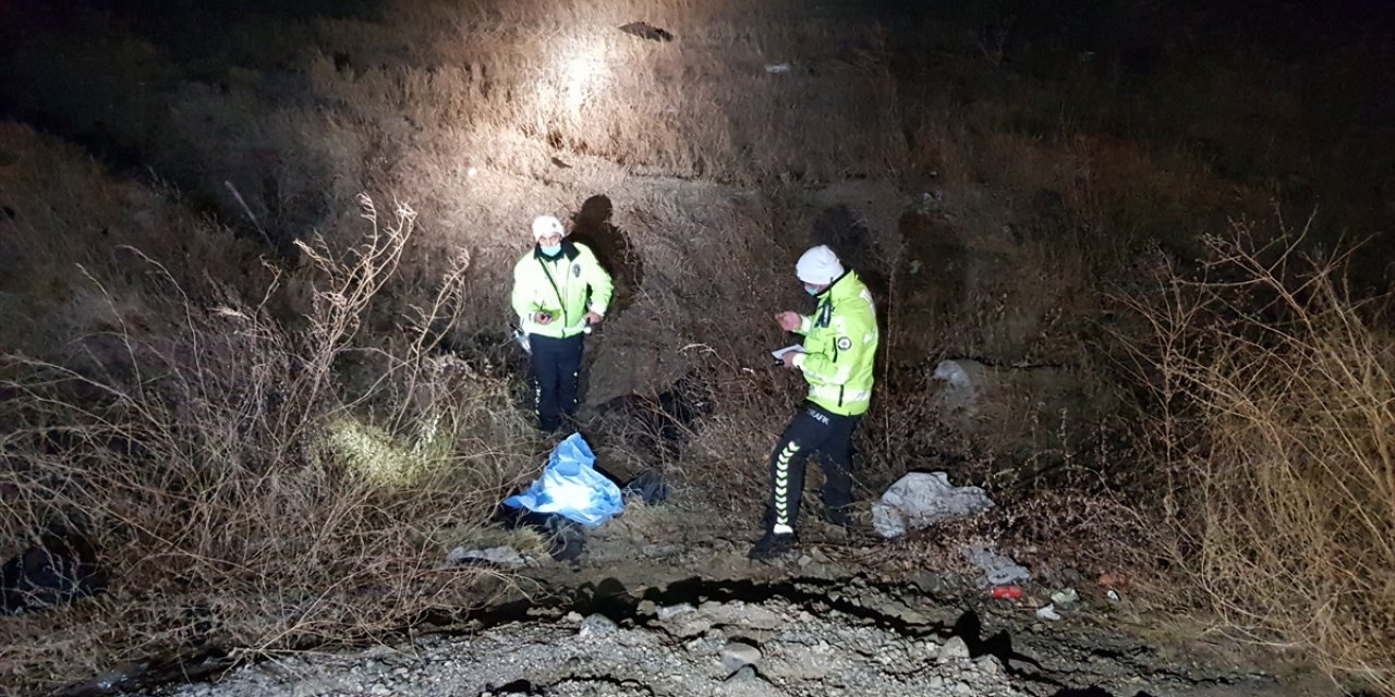 Feci kaza! Otomobil şarampole devrildi: 2 ölü, 2 yaralı