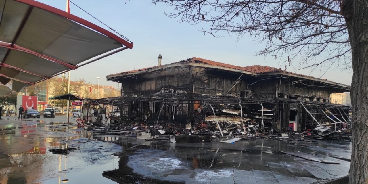 Çarşıda çıkan yangında 10 dükkan kullanılamaz hale geldi