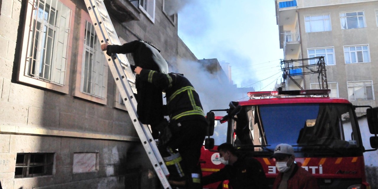 Apartmandaki yangında can pazarı! Mahsur kalan 17 kişiyi kurtarmak için seferber oldular