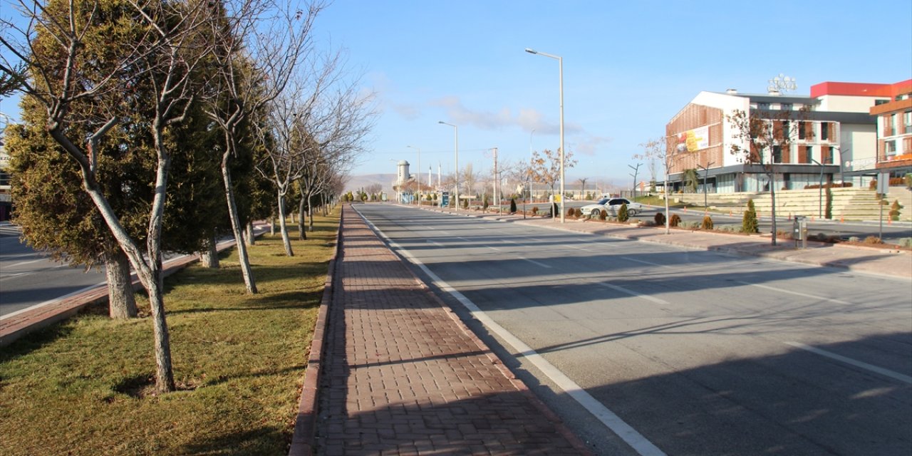 Konya'nın en işlek cadde ve meydanları bomboş kaldı