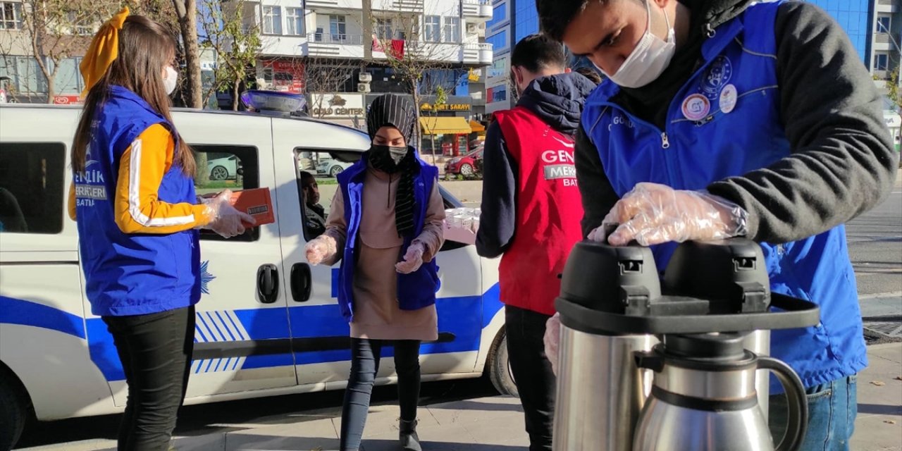 Gençlerden sokağa çıkma kısıtlamasında görevli polislere çay ikramı