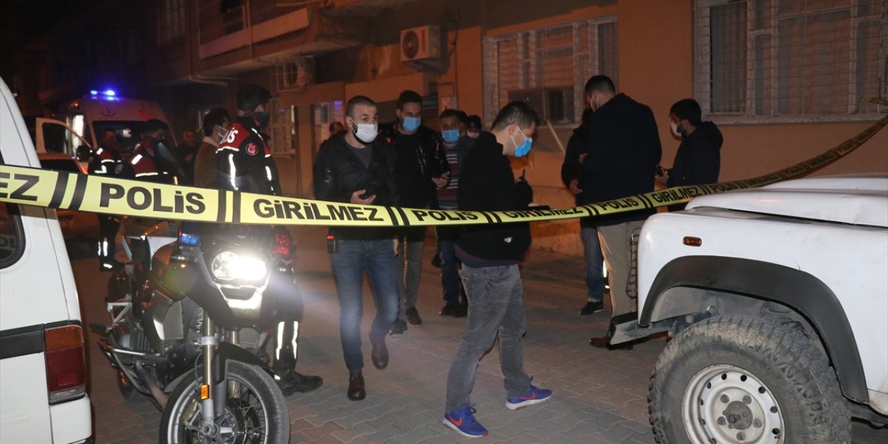 Motosikletle önünü kestiği husumetlisini eşi ve babasının gözü önünde öldürdü