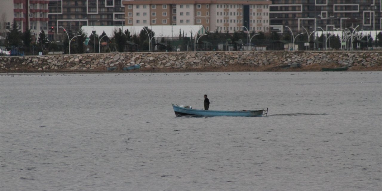 Konya'da kısıtlamadan muaf balıkçılar göle ağ serdi