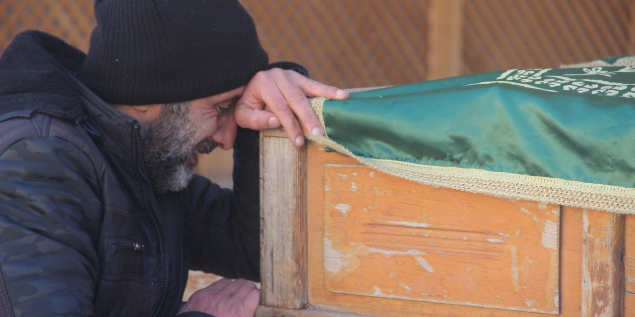 Böyle evlat dostlar başına! 22 yıl sırtında gezdirdiği annesi koronadan vefat etti, bu kez tabutunu sırtladı