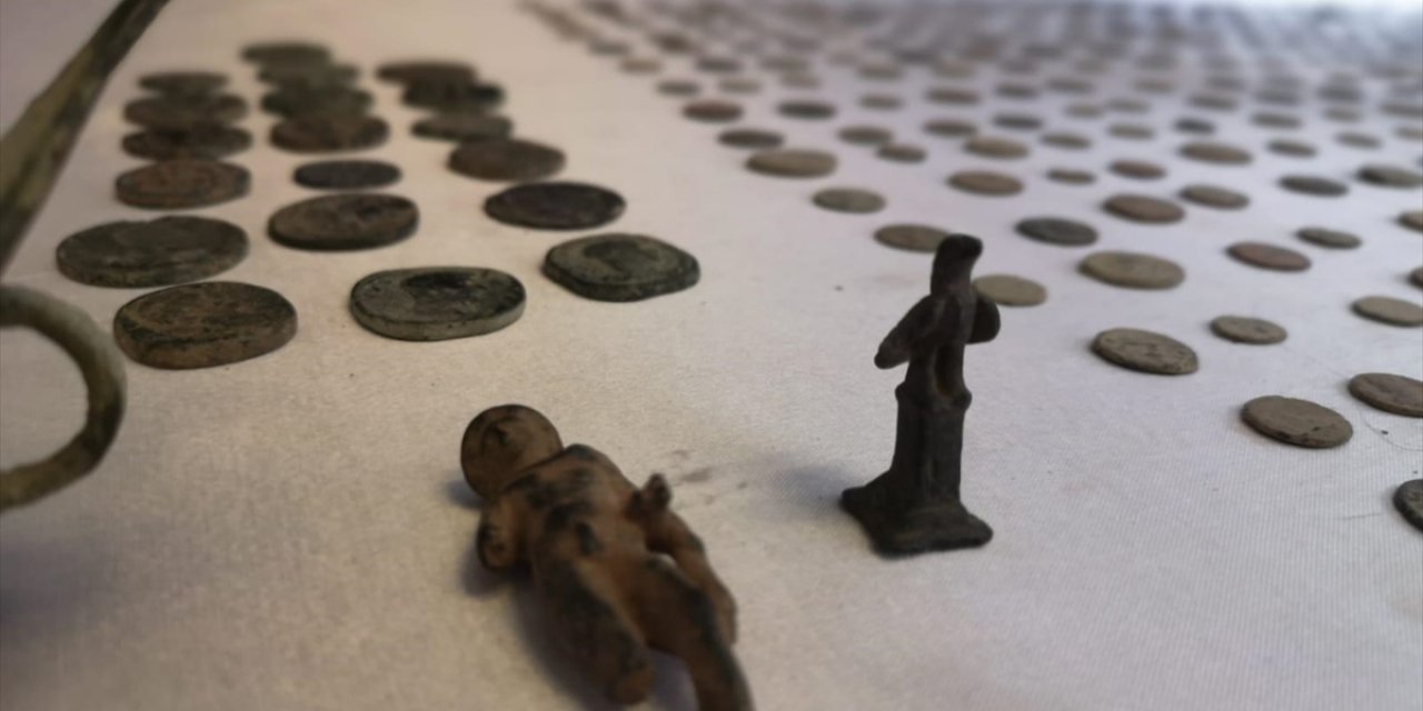 Konya'da durdurulan otomobilden yüzlerce tarihi eser çıktı