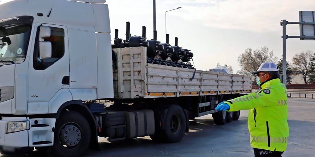 Konya’da ceza yazılmasına tepki gösteren TIR sürücüsü polislere saldırdı