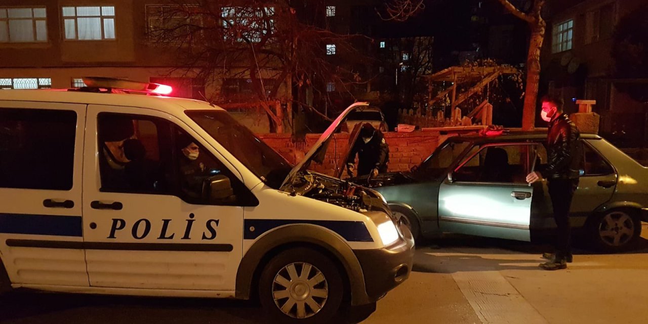 Konya’da sokağa çıkma kısıtlamasında yolda kalan sürücünün yardımına devriye gezen polis ekibi yetişti