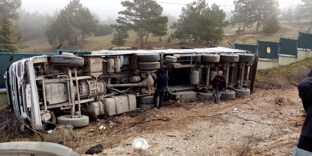 Konya plakalı tır devrildi, sürücü ölümden döndü