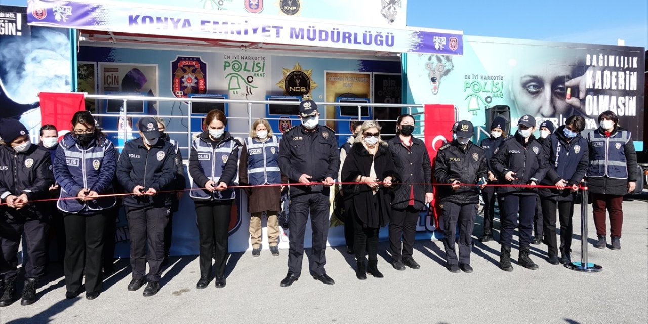 Anlamlı açılış! Kurdeleyi Emniyet Müdürü Mustafa Aydın, Polis Eşleri Derneği Başkanı Gökşen Aydın ve anne polisler kesti