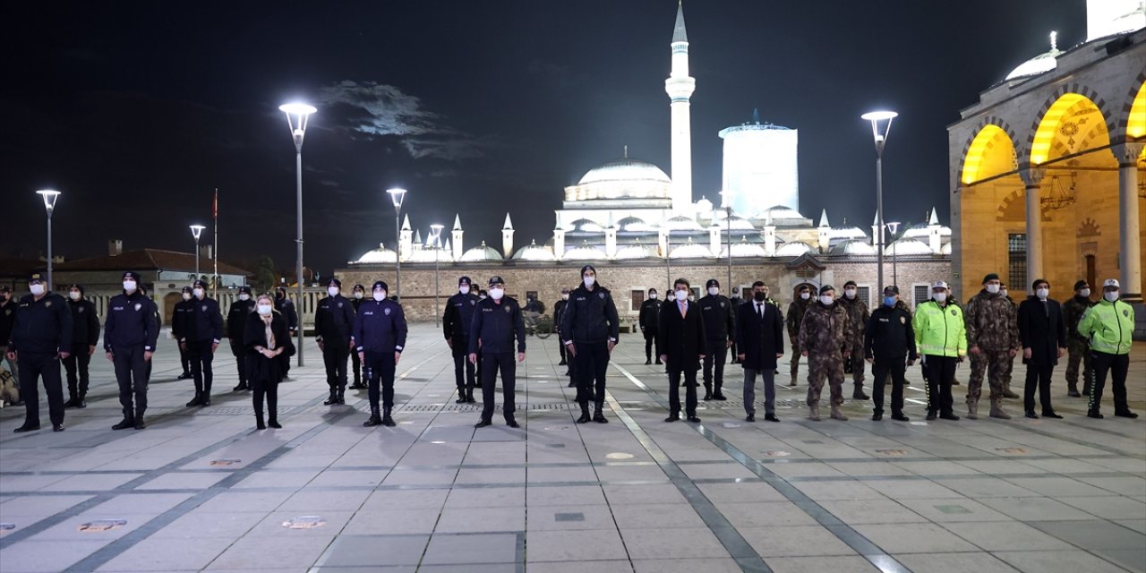 Konya Emniyet Müdürü Mustafa Aydın, görev başındaki polislerin yeni yılını kutladı