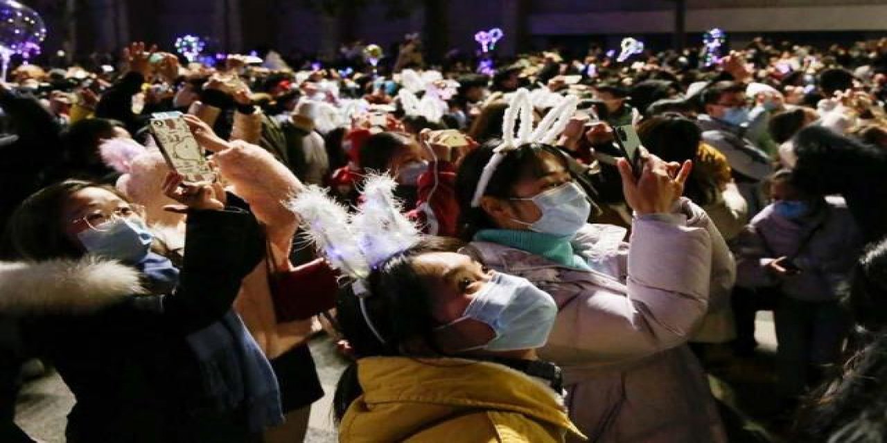 Dünya onlar yüzünden evdeyken Wuhan'da binlerce kişi yeni yılı kutlamak için sokaklara döküldü