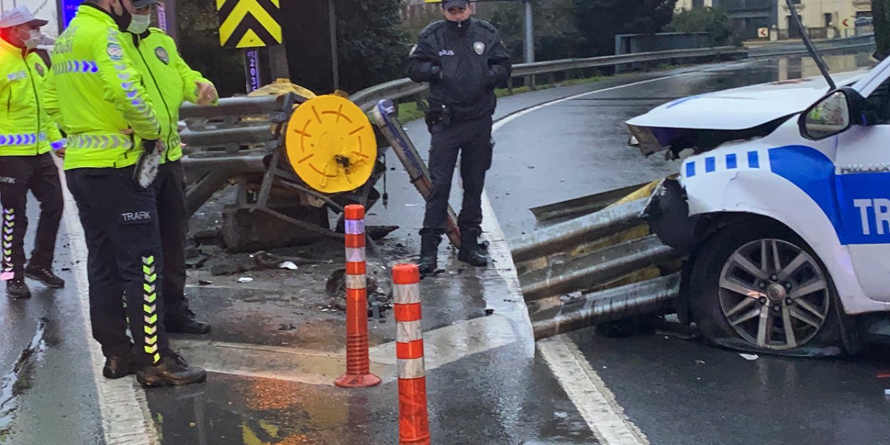 Ölümden döndüler! Polis aracı bariyerlere ok gibi saplandı: 2 yaralı