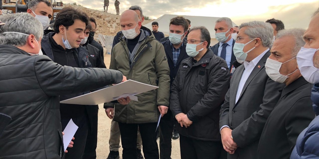 İçişleri Bakanı Süleyman Soylu İdlib'de yapımı süren briket evleri inceledi