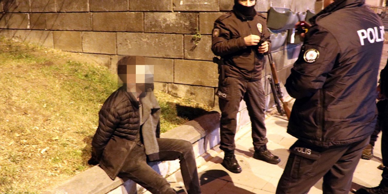 Şok! Kısıtlamayı ihlal eden 2 çocuk uzun namlulu silahla mezarlıkta dolaşırken yakalandı