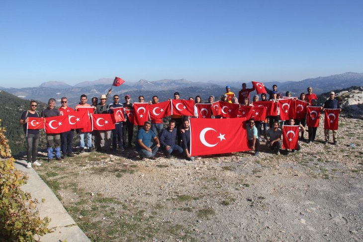 Konya'da doğa severlerden Barış Pınarı Harekatı'na destek tırmanışı
