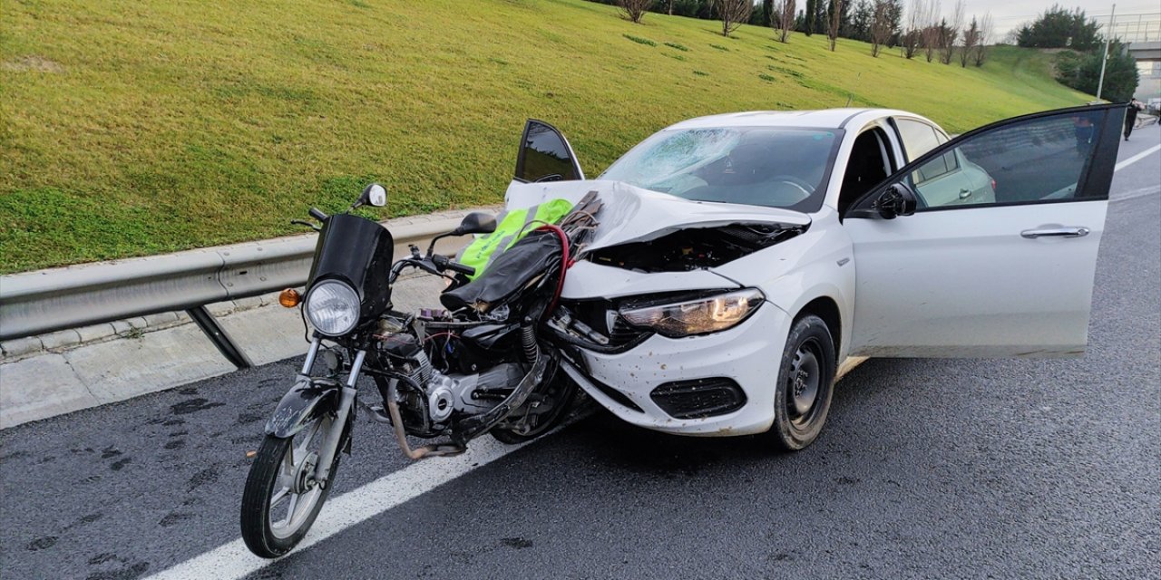 Feci kazada otomobil ile motosiklet adeta birbirine yapıştı: 1 ölü