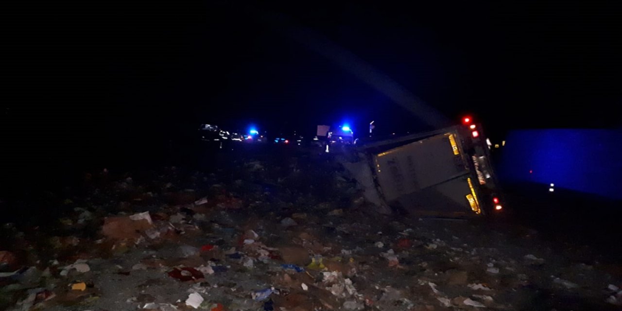 Konya plakalı tır devrildi, sürücü hayatını kaybetti