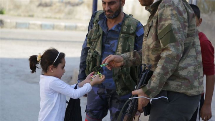 Suriye Milli Ordusu askerleri mutluluklarını çocuklarla paylaştı