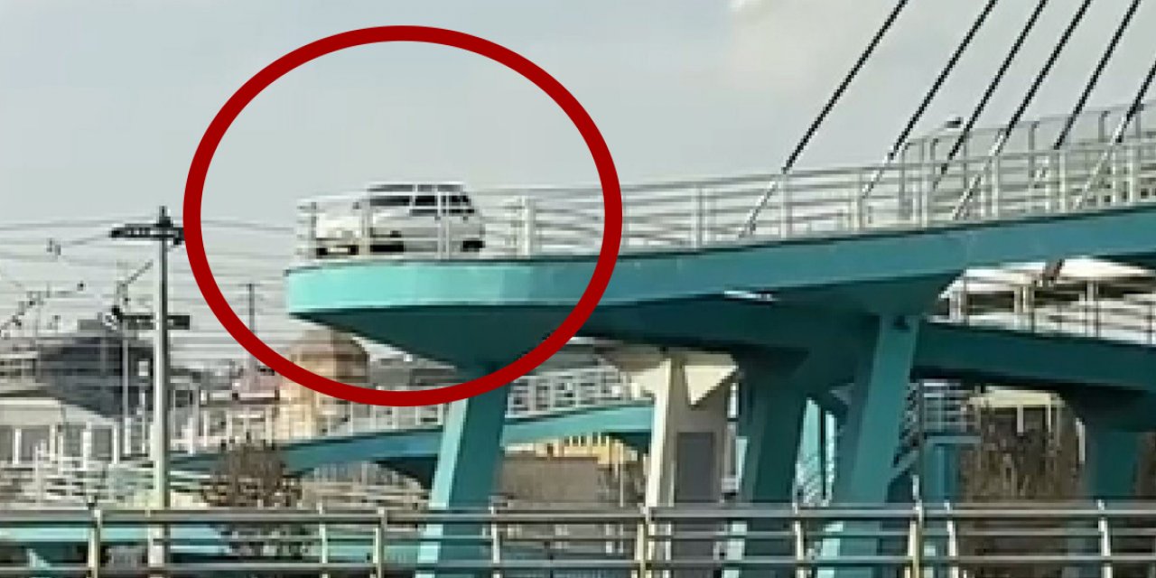 Bunu da gördük! Konya'da bir sürücü otomobiliyle yaya köprüsünden geçmeye çalıştı