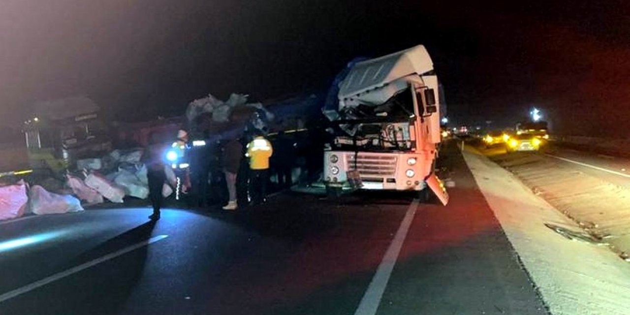 Konya’da TIR’lar çarpıştı, sürücüler yaralı kurtuldu