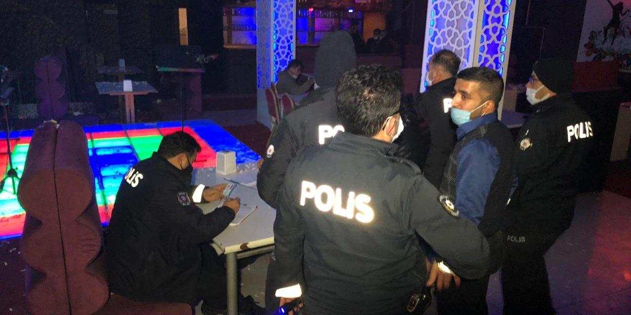 Polis ceza yazmaktan bıktı, onlar yasak ihlalinden bıkmadı! Konya’da eğlence merkezine baskın
