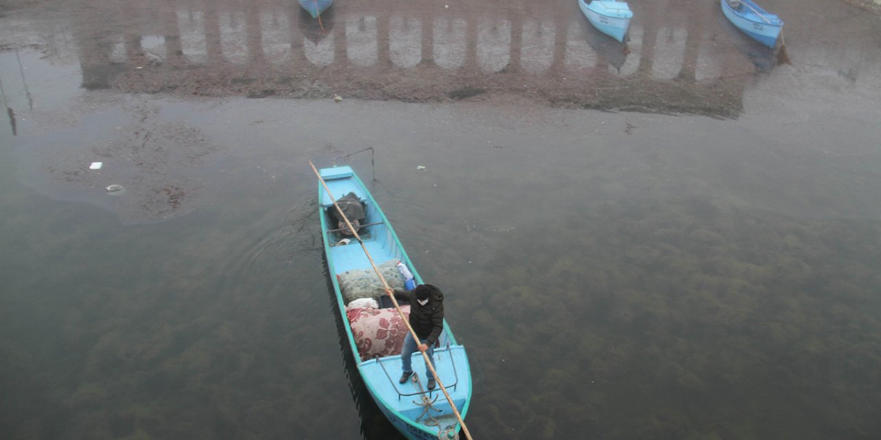 Beyşehir Gölü sisle kaplandı, balıkçılar kaybolmamak için teknolojiyi kullanmaya başladı
