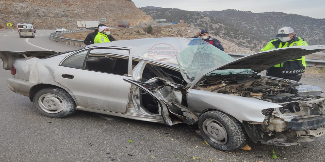 Konya’da otomobil levhalara çarptı: 1’i ağır 3 yaralı