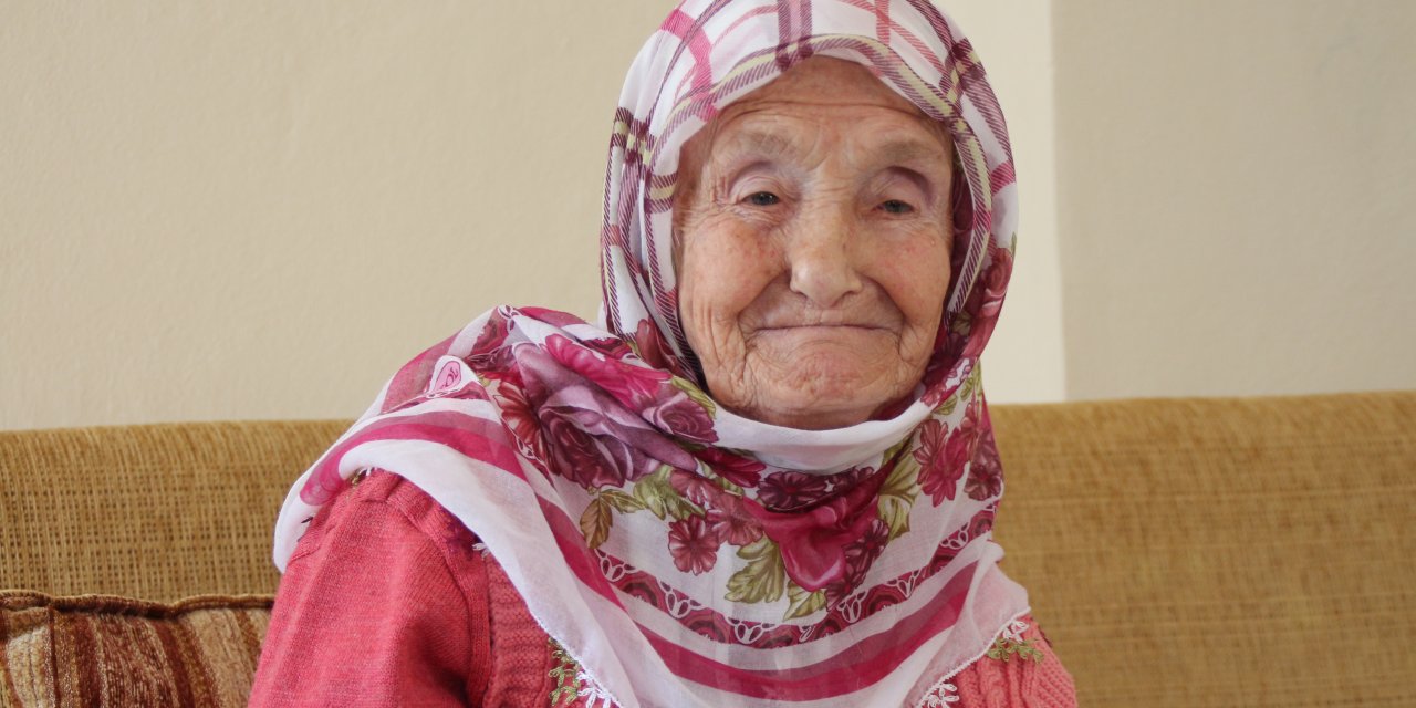 Kovid-19'u yenen 105 yaşındaki nine uyardı: "Aklınızı başınıza alın"