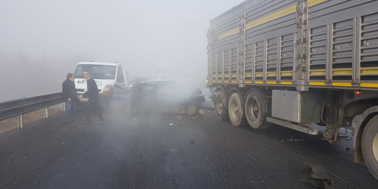 Konya’da sisle gelen zincirleme kaza: 4 yaralı! Sıkışan baba ve oğlu güçlükle kurtarıldı