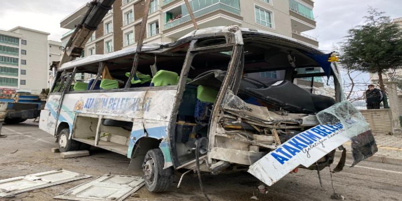Belediye işçilerini taşıyan servis midibüsü devrildi: 2 ölü, 16 yaralı