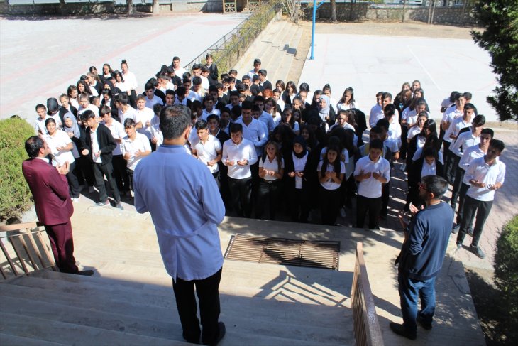 Konya'da öğrenciler askerlerimiz için Fetih Suresi okuyup dua etti