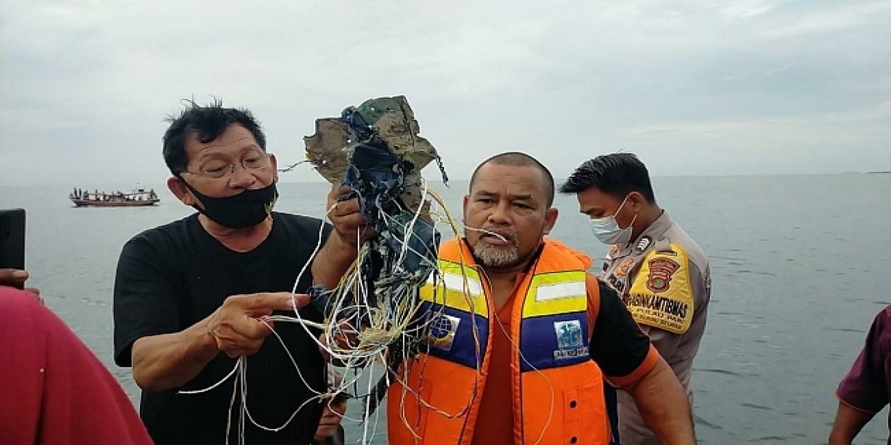 Son Dakika: Endonezya'da irtibatın kesildiği yolcu uçağının denize düştüğü açıklandı