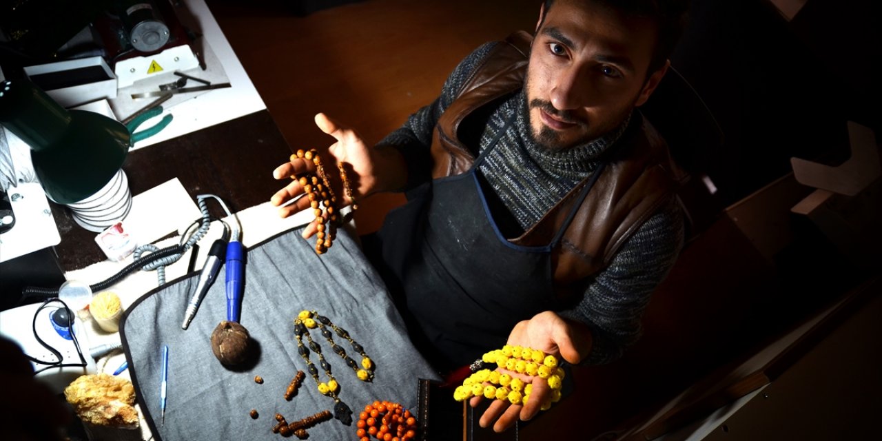 Konyalı nakkaş hayal ettiği motifleri tespihlere aşkla işliyor! Fiyatı 200 bin liraya kadar çıkabiliyor