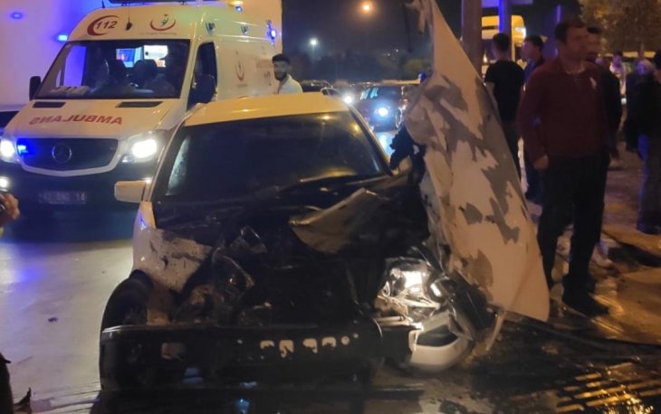 Konya’da tramvay otomobille çarpıştı! Yaralılar var…