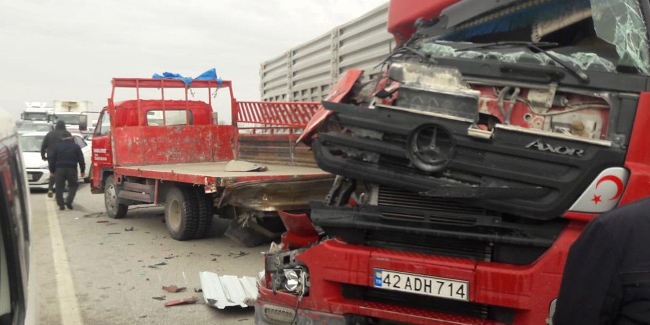Konya’da TIR, kamyonetle çarpıştı! Ankara yolunu kapatan kaza