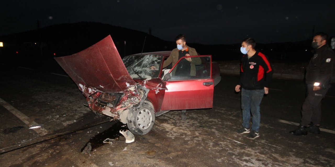 Konya'da trafiğe kapalı yoldan kavşağa çıkan kamyonet, otomobille çarpıştı: 2 yaralı