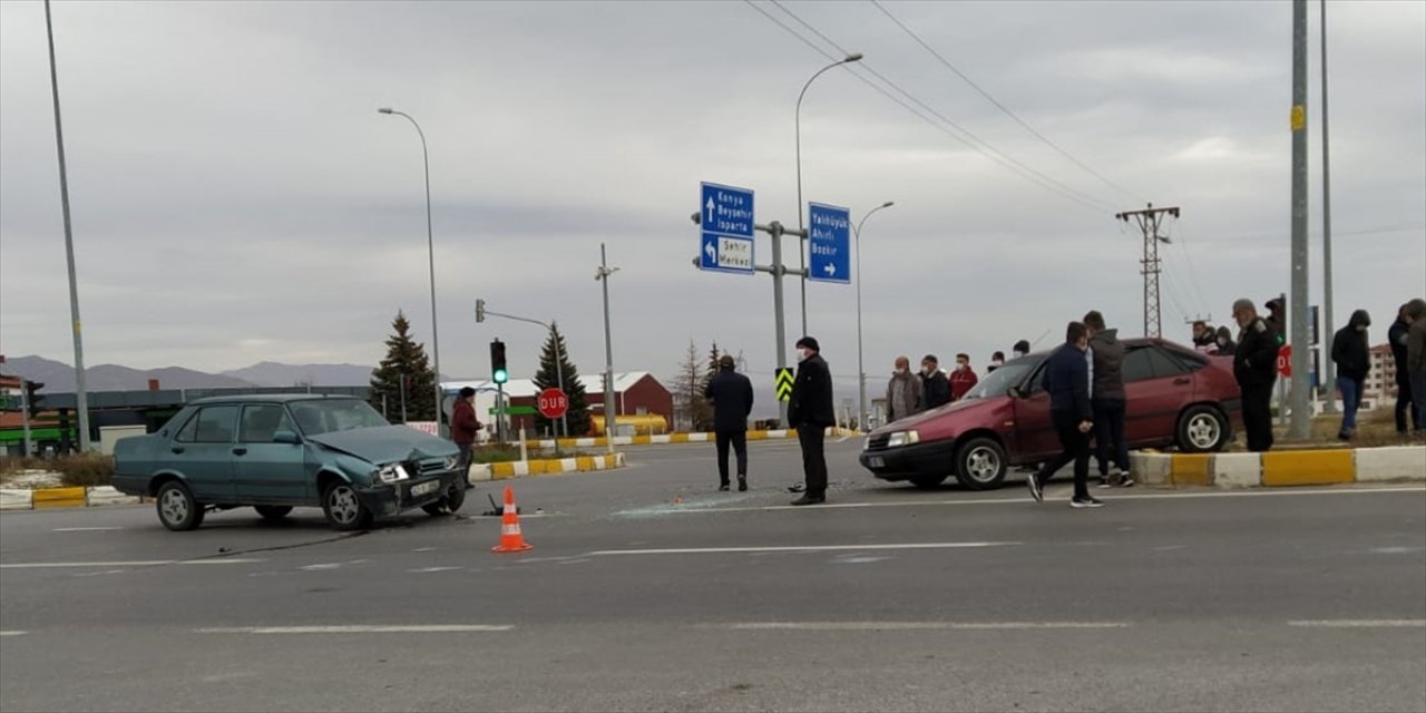 Konya'da iki otomobil çarpıştı: 2 yaralı