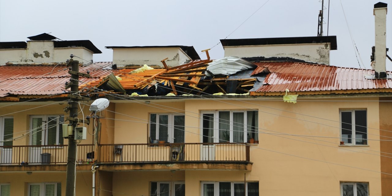 Şiddetli rüzgar Konya'nın bu ilçesini de teslim aldı! Bir okul ile evin çatısı uçtu