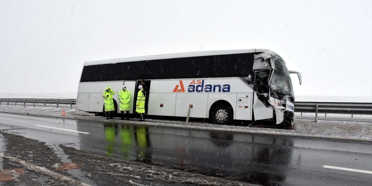 Aksaray'da yolcu otobüsü kamyonetle çarpıştı!