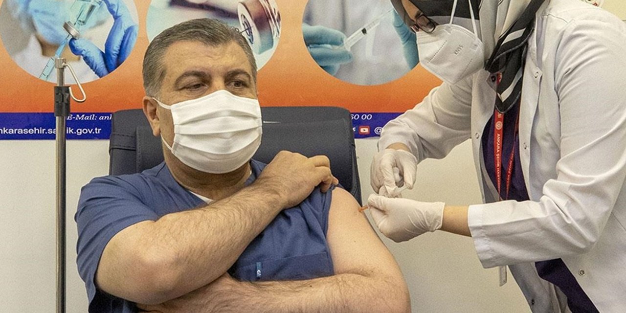 İlk Kovid-19 aşısı Sağlık Bakanı Koca'ya yapıldı