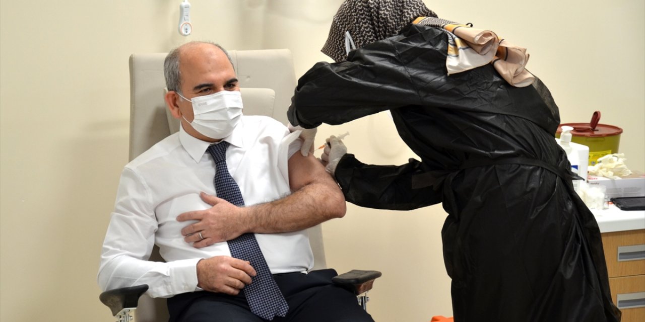 Konya’daki vaka sayısında son durum ne? CoronaVac aşısı yaptıran Sağlık Müdürü Koç açıkladı