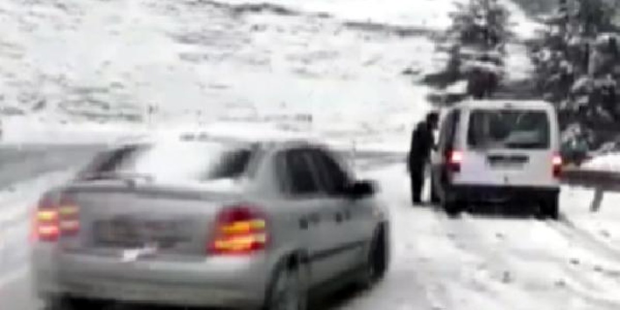 Karlı yolda kayan otomobil, başka bir araç ve sürücüsüne böyle çarptı I VİDEO
